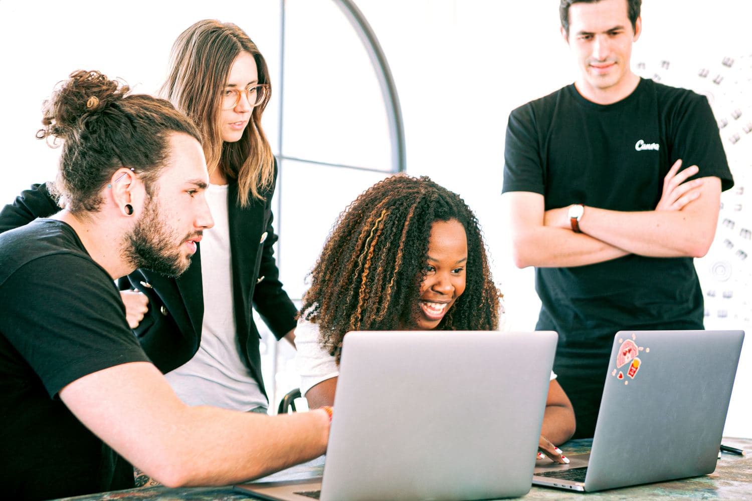 Equipe diversa colaborando em ambiente corporativo
